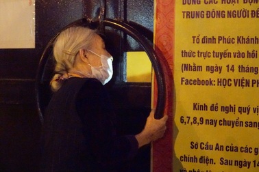 Nhiều người đứng trước cổng chùa Phúc Khánh vái vọng dịp Rằm tháng Giêng