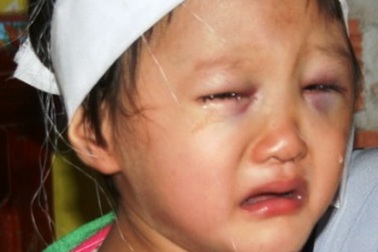 Quà nhân ái đến với bé gái 2 tuổi mô côi cha mẹ vì tai nạn giao thông