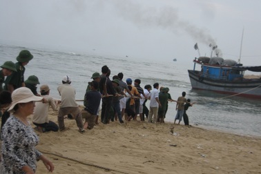 Nhiều tàu cá mắc cạn do cửa biển bị bồi lấp