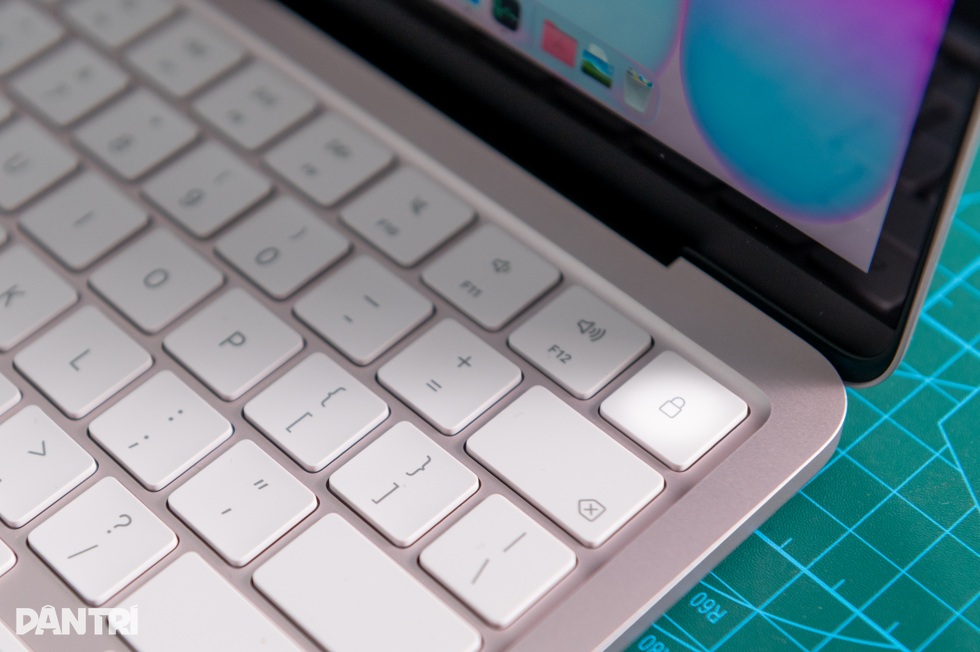Trên tay MacBook Neo: Máy tính đầu tiên của Apple sử dụng chip điện thoại - 11