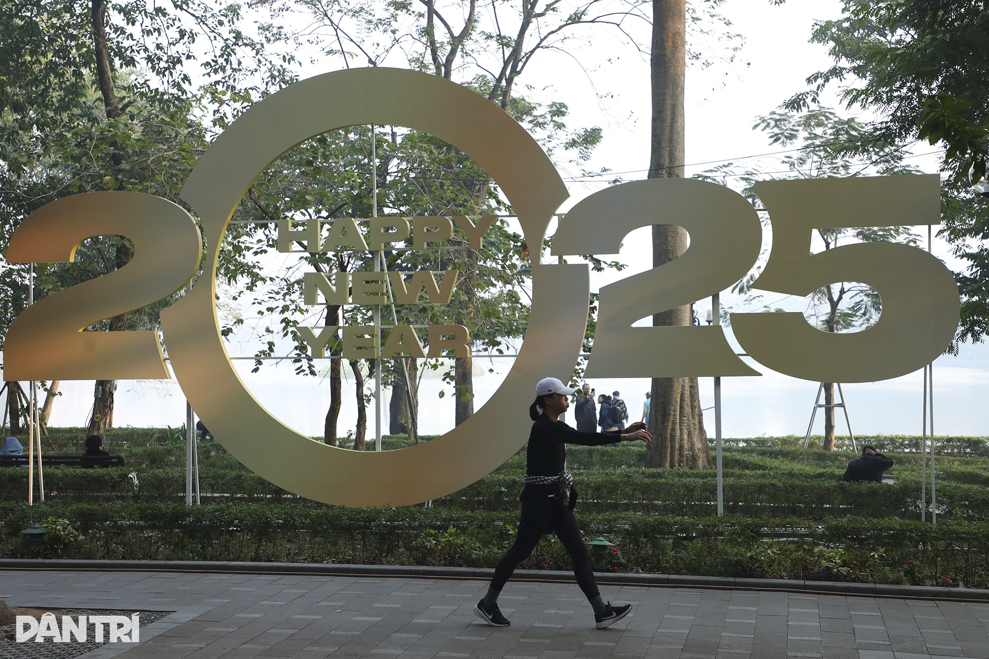 Hanoi: Ragyogó sárga napsütés 2025 első reggelén - 12 Hà Nội: Nắng vàng rực rỡ trong buổi sáng đầu năm 2025 - 12