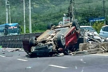 Ô tô nổ lốp lao mạnh vào xe đầu kéo rồi lật úp