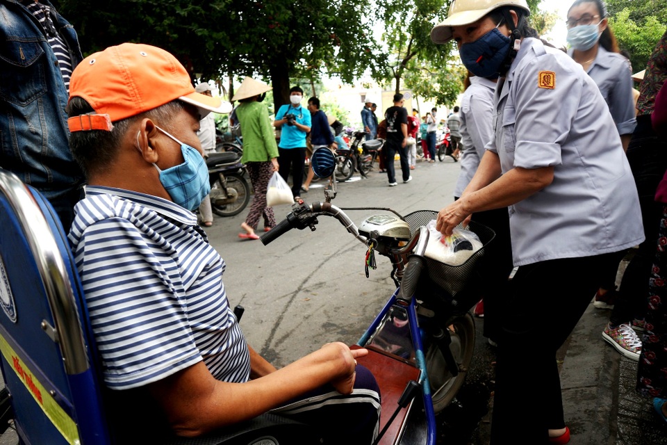 Người dân rơi nước mắt khi nhận quà từ “ATM gạo” đầu tiên tại Hội An - 9 Người dân rơi nước mắt khi nhận quà từ “ATM gạo” đầu tiên tại Hội An - 9