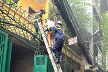 Cảnh sát giải cứu 9 người thoát khỏi 2 vụ cháy ở Hà Nội