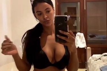 Chùm ảnh nóng bỏng của MC 9X gợi cảm nhất nước Anh