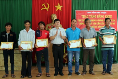 Biểu dương các tập thể, cá nhân cứu hàng trăm người trong vụ sập bè nổi