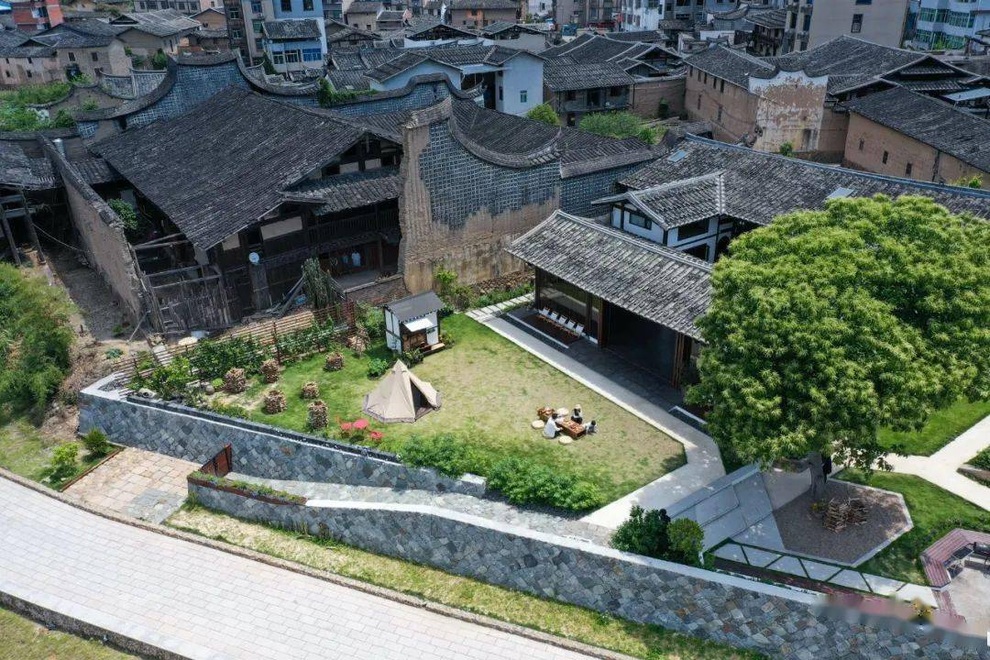 Vợ chồng nghỉ việc về quê, cải tạo nhà cổ thành nơi sống giữa thiên nhiên - 1