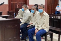 Vào tận sân tòa bắt giữ người trái pháp luật