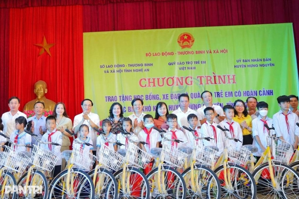 Trẻ em nghèo, hoàn cảnh khó khăn nhận học bổng, xe đạp đến trường - 6 Trẻ em nghèo, hoàn cảnh khó khăn nhận học bổng, xe đạp đến trường - 6