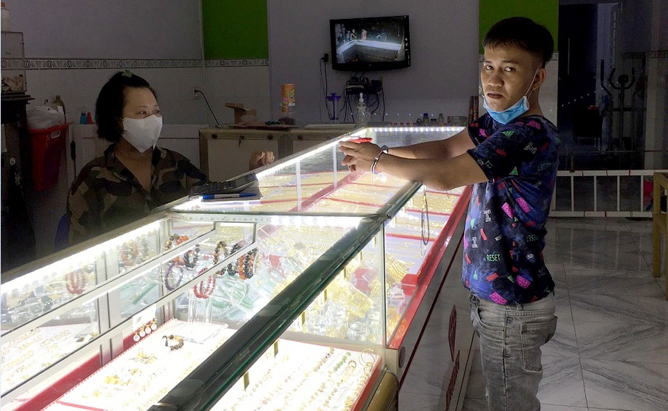 Lời khai của nghi phạm giật 2 sợi dây chuyền tiệm vàng treo thưởng 50 triệu - 2 Lời khai của nghi phạm giật 2 sợi dây chuyền tiệm vàng treo thưởng 50 triệu - 2