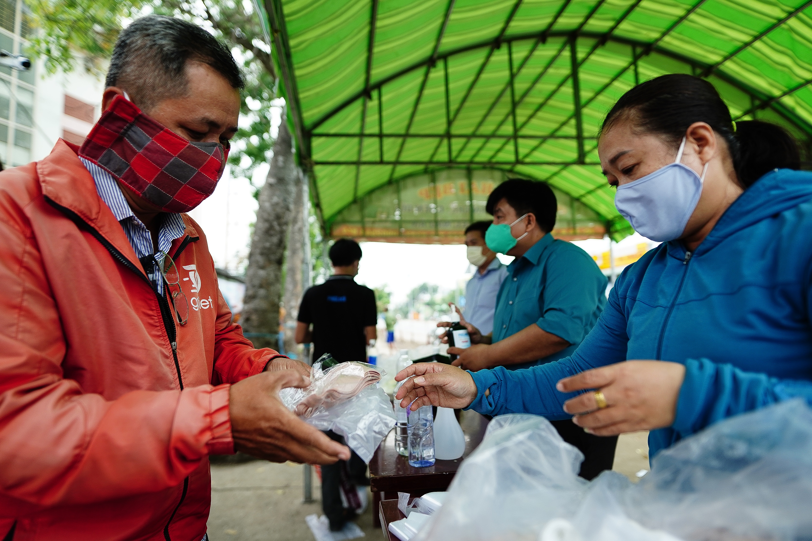 UBND xã “mở rào” tiếp gạo cho người dân - 11