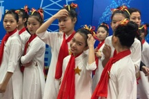 Văn nghệ "cây nhà lá vườn" có hại cho học sinh?