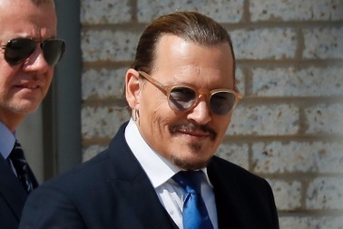 Thừa nhận là nạn nhân của bạo hành gia đình, Johnny Depp được ủng hộ