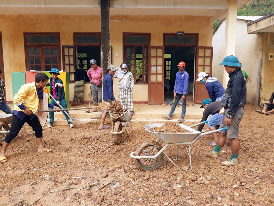Quân và dân dồn sức dựng cầu tạm qua suối Abaanh để học sinh đến lớp - 4 Quân và dân dồn sức dựng cầu tạm qua suối Abaanh để học sinh đến lớp - 4