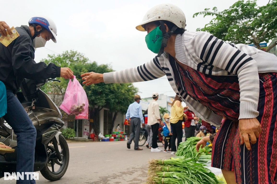 Mùng 1 Tết đi chợ Gò mua bó rau muống cầu gì được nấy - 5 Mùng 1 Tết đi chợ Gò mua bó rau muống cầu gì được nấy - 5