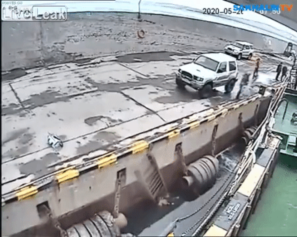 Trễ chuyến tàu, hành khách vội vàng nhảy nhầm xuống biển - 1 Trễ chuyến tàu, hành khách vội vàng nhảy nhầm xuống biển - 1