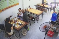 Chủ quán phở Hà Nội yêu cầu người đàn ông rời quán vì hành vi kém chuẩn mực