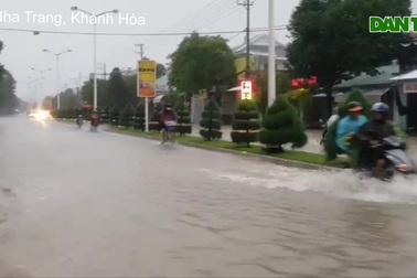 Nha Trang ngập lụt, phong tỏa trên đường 23 tháng 10