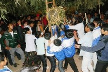 Lễ hội đập trống và những chuyện “tình một đêm”