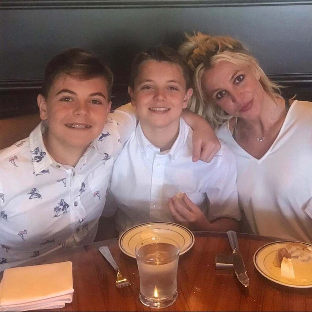 Britney Spears hàn gắn với hai con trai, sắp hợp tác với The Weeknd? - 1 Britney Spears hàn gắn với hai con trai, sắp hợp tác với The Weeknd? - 1