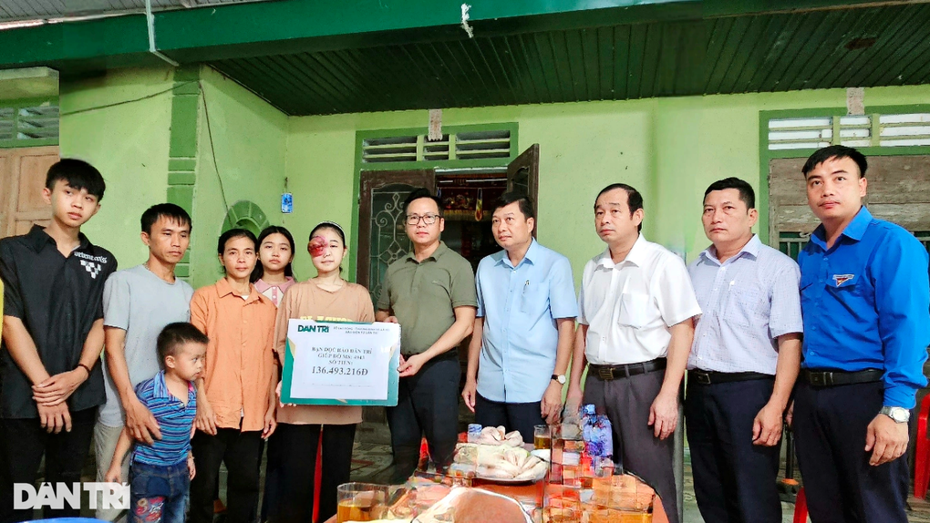 Gần 1 tỷ đồng đến với nữ sinh có con mắt sắp nổ tung - 2 Gần 1 tỷ đồng đến với nữ sinh có con mắt sắp nổ tung - 2