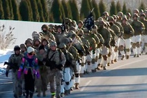 Xem lính dù Mỹ diễu hành rầm sập sát biên giới Nga