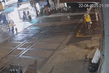 Lao vào rào chắn tàu, thanh niên đi xe máy ngã sõng soài trên đường ray