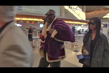 Idris Elba nổi bật tại sân bay