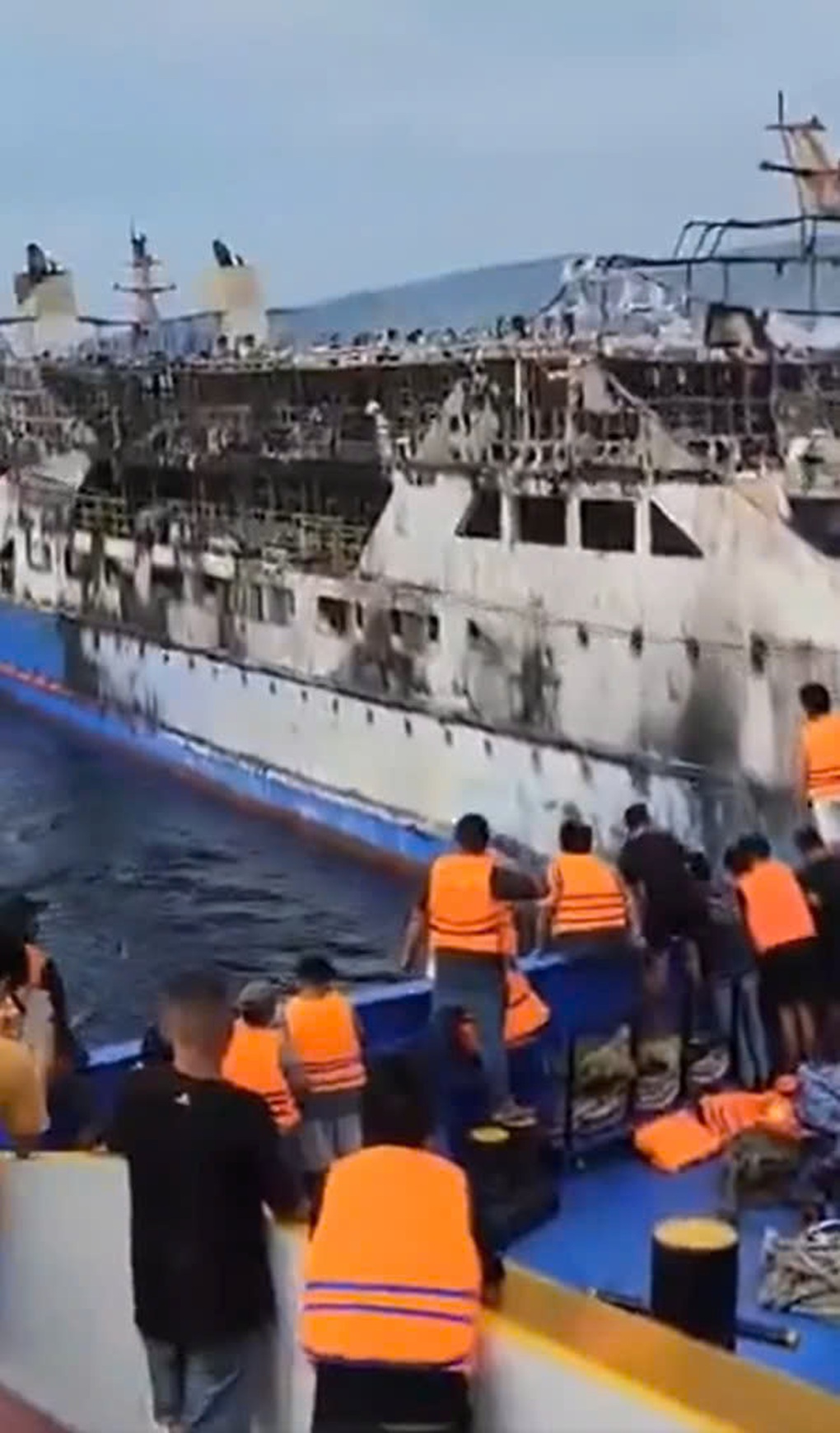 Indonesia: Tàu chở khách cháy dữ dội, hàng trăm người nhảy xuống biển - 3 Indonesia: Tàu chở khách cháy dữ dội, hàng trăm người nhảy xuống biển - 3