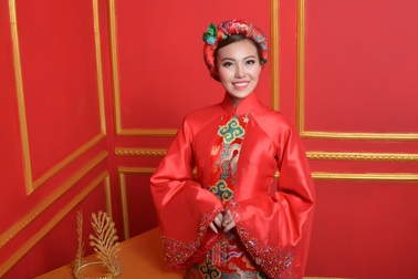 Á hậu khiến dư luận tranh cãi trở lại với hình ảnh bà hoàng