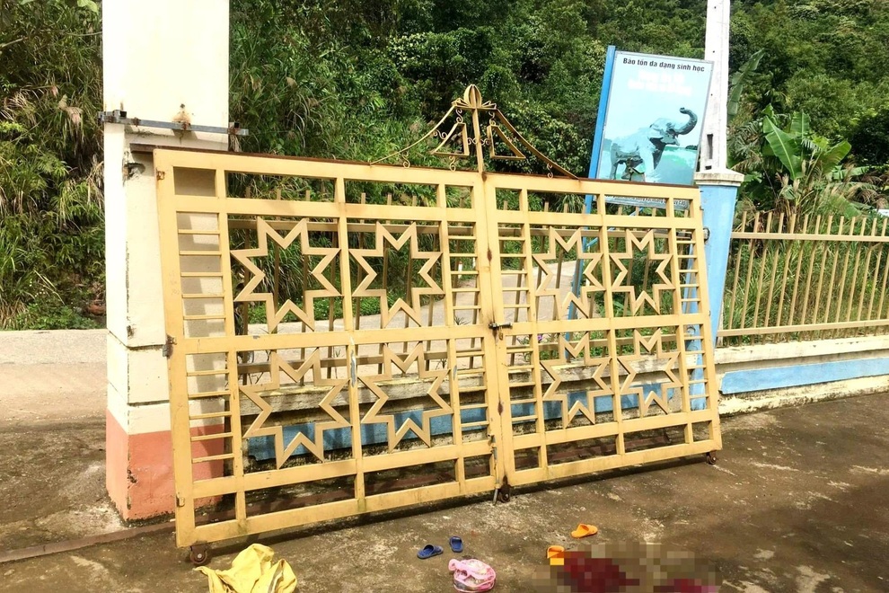 Vụ sập cổng trường làm chết một học sinh: Yêu cầu rà soát cơ sở vật chất - 1 Vụ sập cổng trường làm chết một học sinh: Yêu cầu rà soát cơ sở vật chất - 1
