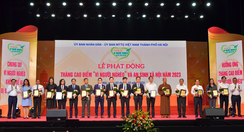 Vietcombank ủng hộ 10 tỷ đồng Vì người nghèo và an sinh xã hội TP Hà Nội - 2 Vietcombank ủng hộ 10 tỷ đồng Vì người nghèo và an sinh xã hội TP Hà Nội - 2