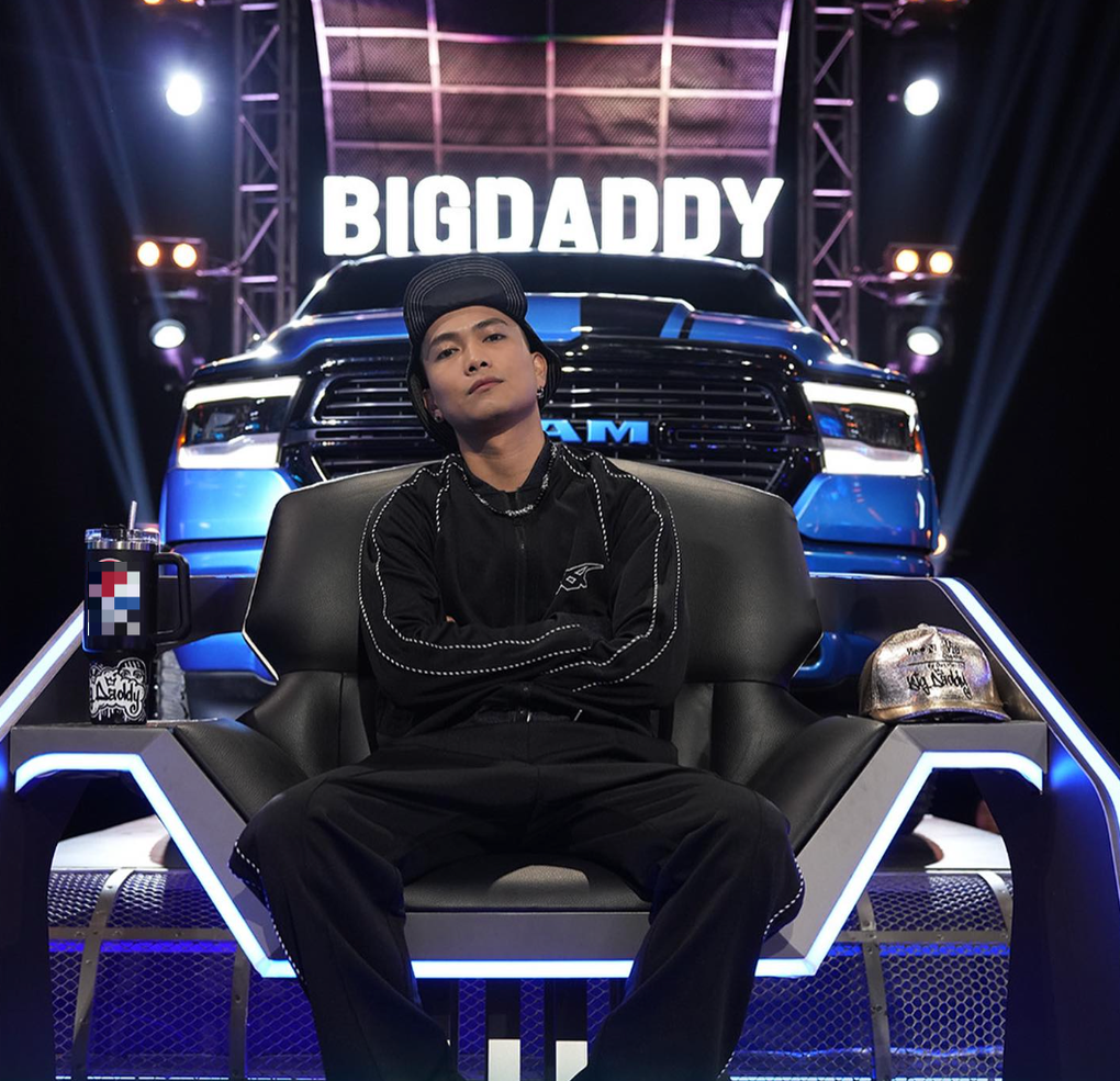 Bóc đồ BigDaddy ở Rap Việt: Quần áo làm từ thảm, đồng hồ 200 triệu đồng - 3 Bóc đồ BigDaddy ở Rap Việt: Quần áo làm từ thảm, đồng hồ 200 triệu đồng - 3