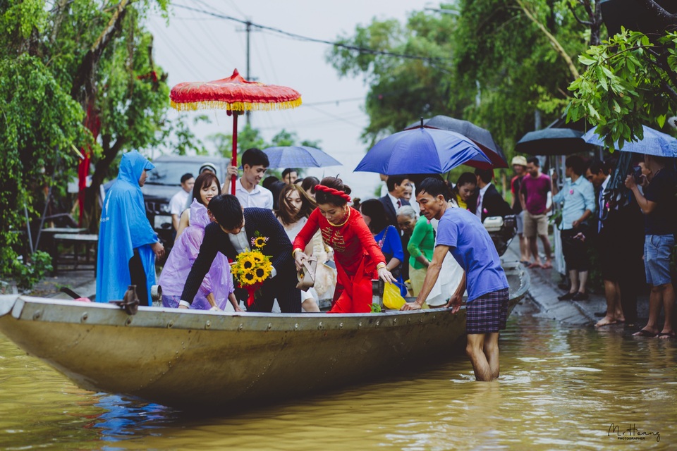 Cặp đôi xứ Huế vượt lũ thành duyên - 3 Cặp đôi xứ Huế vượt lũ thành duyên - 3
