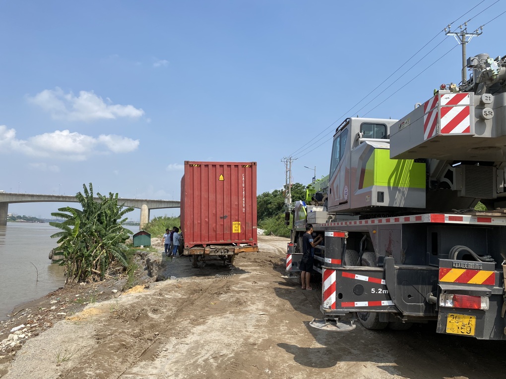Xe container được trục vớt từ dưới lòng sông Hồng - 2 Xe container được trục vớt từ dưới lòng sông Hồng - 2