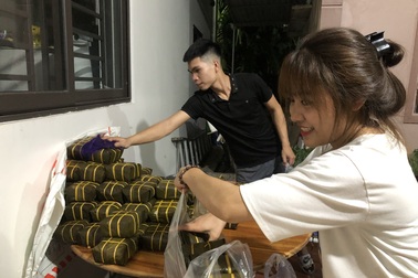 Thâu đêm nấu bánh chưng phục vụ ngày cúng ông Táo