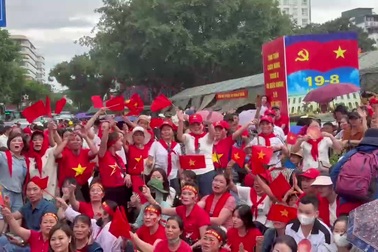 Người dân cùng hát Như có Bác trong ngày vui đại thắng ở đường Hùng Vương