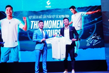 Trung vệ Bùi Tiến Dũng thực hiện việc ý nghĩa