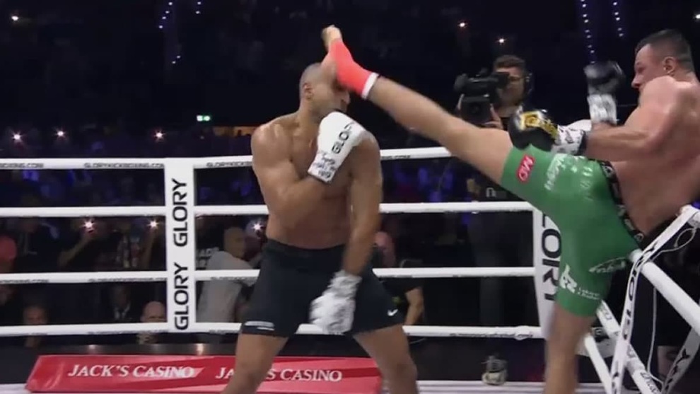 Trận kick-boxing kết thúc kỳ lạ bằng cú đá… vô tình hạ gục đối thủ - 2