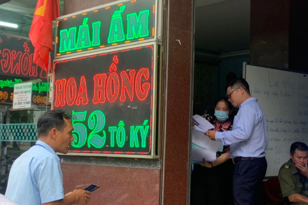 Tạm giữ chủ Mái ấm Hoa Hồng cùng một số người khác - 1 Tạm giữ chủ Mái ấm Hoa Hồng cùng một số người khác - 1