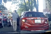 Tranh cãi tình huống tài xế dừng xe giữa đường để đưa trẻ đi học