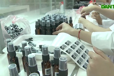 Điều chế nước rửa tay khô để phát miễn phí phòng chống dịch Covid - 19