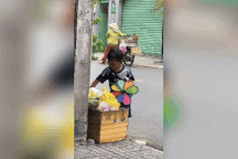 Cậu bé lục thùng rác, tìm đồ chơi