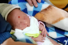 Bé sơ sinh bị bỏ rơi kèm mẩu giấy chỉ đích danh người nuôi hộ