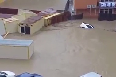 Lũ cuốn trôi ô tô, dân bơi trên phố tại Sochi