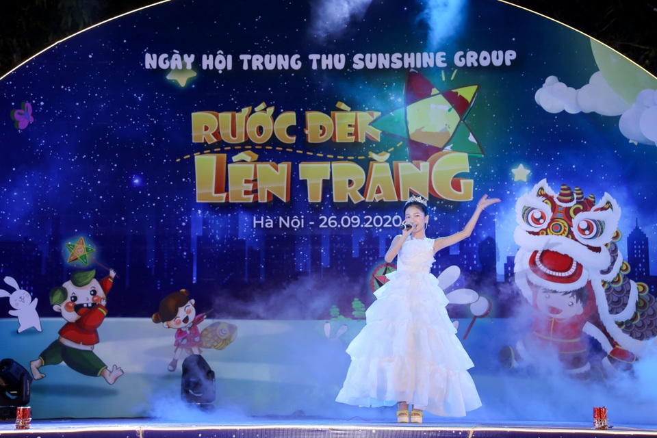 Cư dân nhí tưng bừng ‘Rước đèn lên trăng” trong đêm hội Trung thu của Sunshine Group - 5 Cư dân nhí tưng bừng ‘Rước đèn lên trăng” trong đêm hội Trung thu của Sunshine Group - 5
