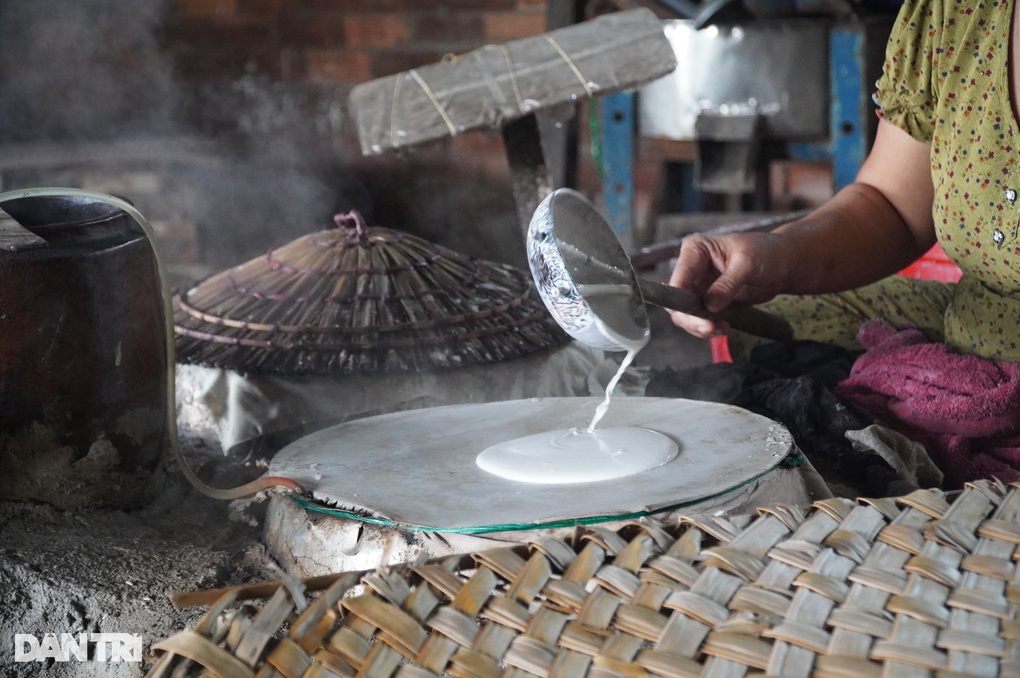 Working from dawn over a pot of boiling water, women in the bakery village earn millions every day - 2