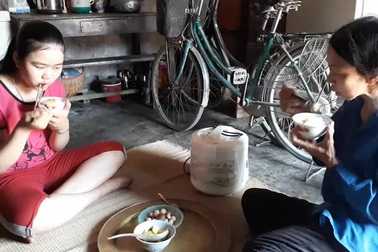 Cô bé lớp 7 mồ côi, nguy cơ bỏ học