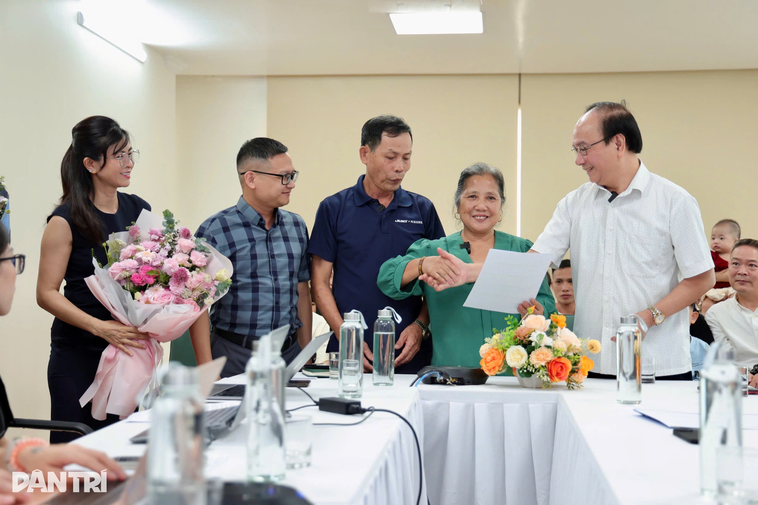 Cho con sang Pháp làm con nuôi, bố mẹ Việt vỡ oà ngày gặp lại sau 28 năm - 2 Cho con sang Pháp làm con nuôi, bố mẹ Việt vỡ oà ngày gặp lại sau 28 năm - 2