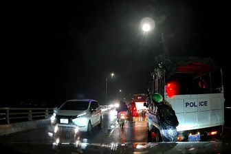 Người đàn ông để xe máy trên cầu, gieo mình xuống sông Lam